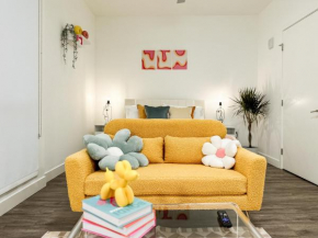 Stylish studio in SM w FREE parking and pool